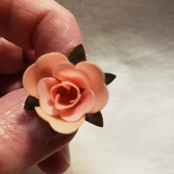 Stunning Vintage Japan Carved Celluloid Blush Pink Earrings with screw backs - Picture 8 of 11